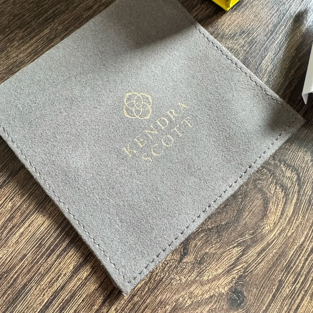 Kendra Scott Custom Black Earring Set - Picture 8 of 8